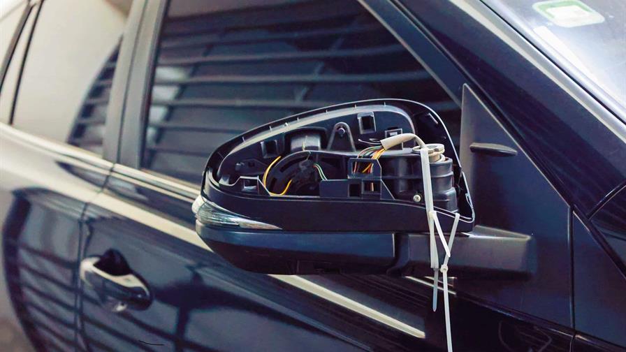 Piezas de vehículos robadas son exhibidas y vendidas a plena luz en el Gran Santo Domingo Piezas de vehículos robadas son exhibidas y vendidas a plena luz en el Gran Santo Domingo