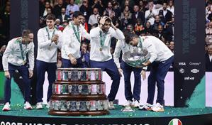 Italia gana sin Sinner a España y conquista su tercera Copa Davis seguida