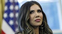 Noem insta a Trump a prohibir viajar a EE. UU. a personas de países que enviaron invasores