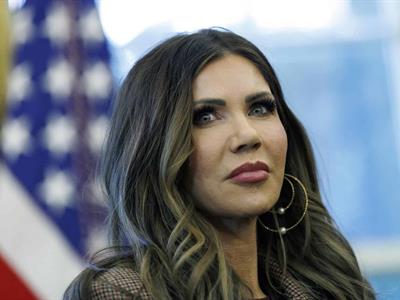 Noem pide a Trump vetar viajes desde países que enviaron “invasores”