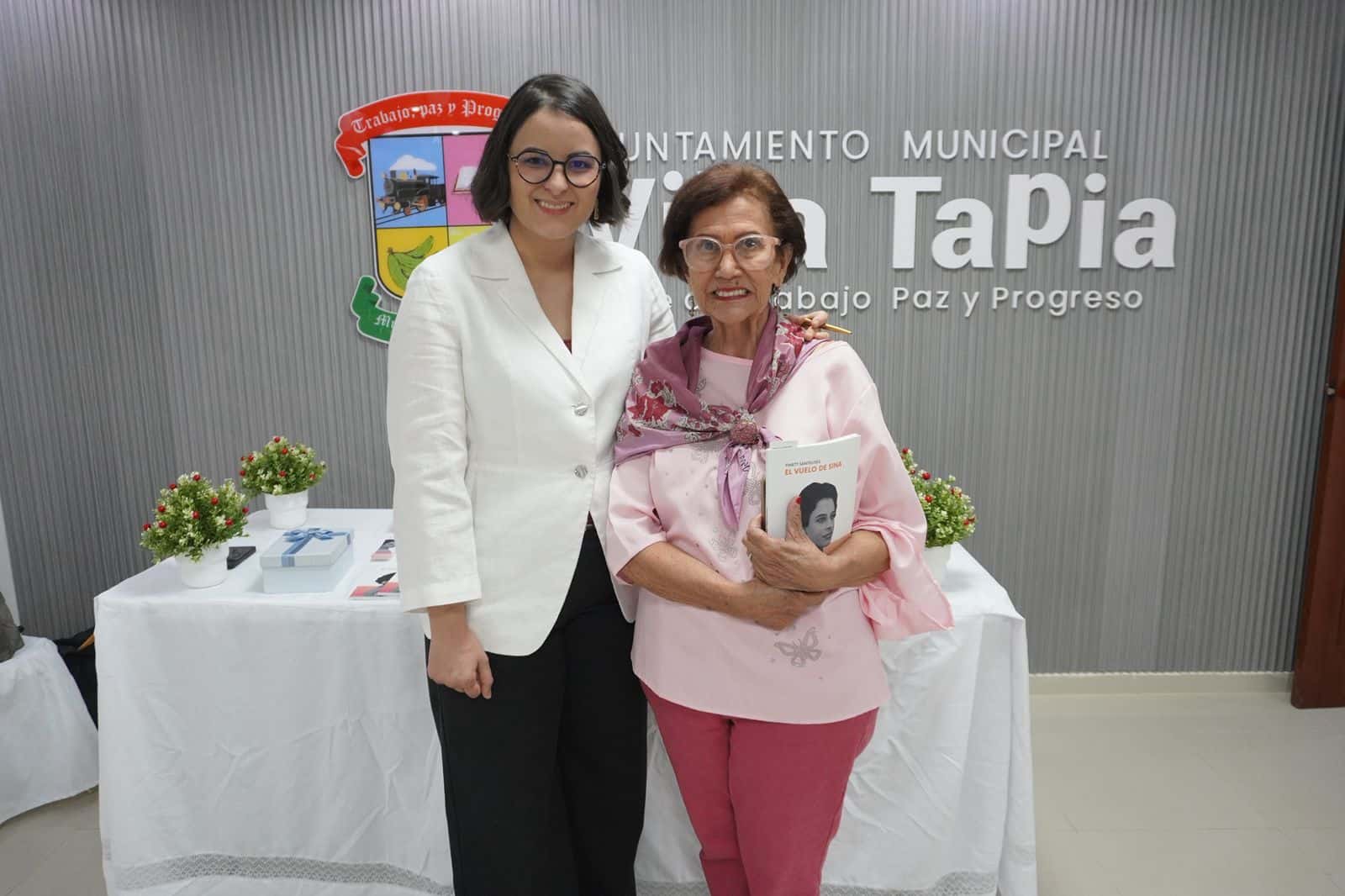 Las escritoras Yinett Santelises y Emelda Ramos.