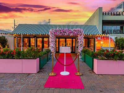 Pareja es arrestada por robo en restaurante de Arizona