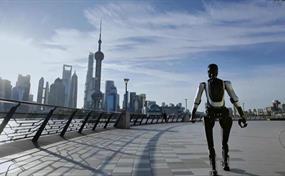 Un robot humanoide chino bate un récord mundial tras caminar durante tres días