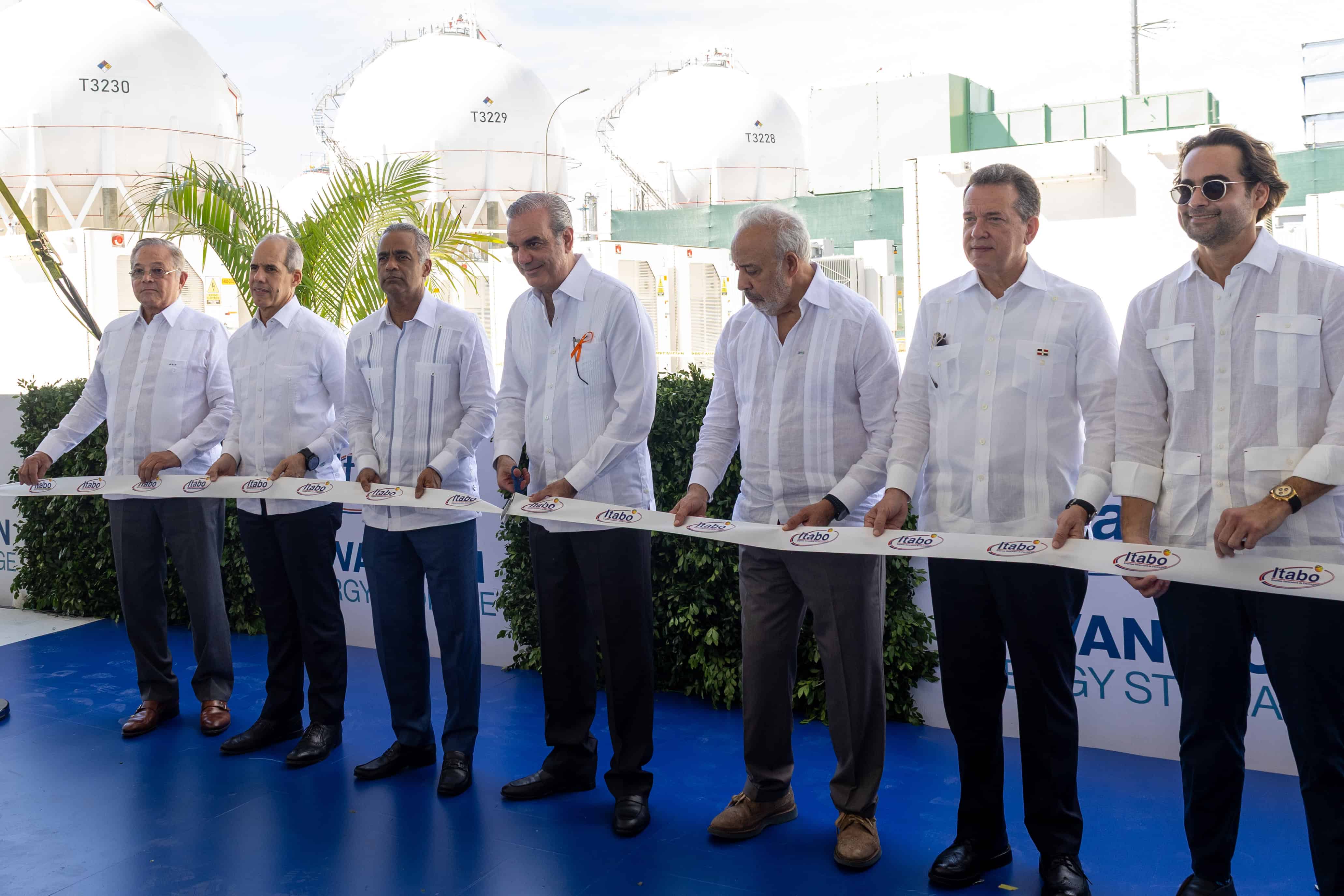 El presidente Luis Abinader encabezando la inauguración del sistema de almacenamiento de baterías de Itabo, que tiene la capacidad de retener hasta 7.5 megavatios de energía solar y eólica. Fue inaugurado este martes 25 de noviembre en la sede de la empresa.