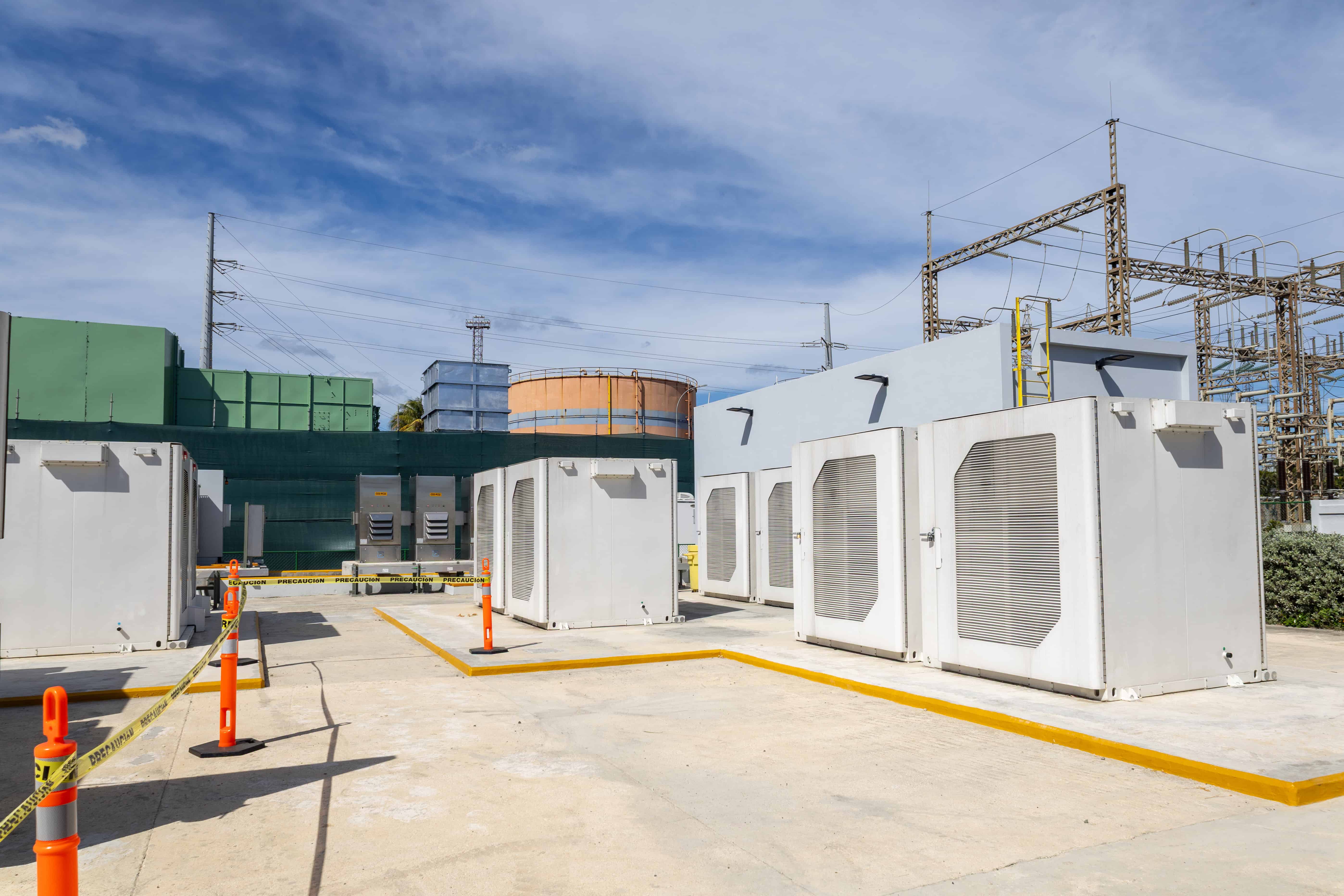 El sistema de almacenamiento de baterías de Itabo tiene la capacidad de retener hasta 7.5 megavatios de energía solar y eólica. Fue inaugurado este martes 25 de noviembre en la sede de la empresa.