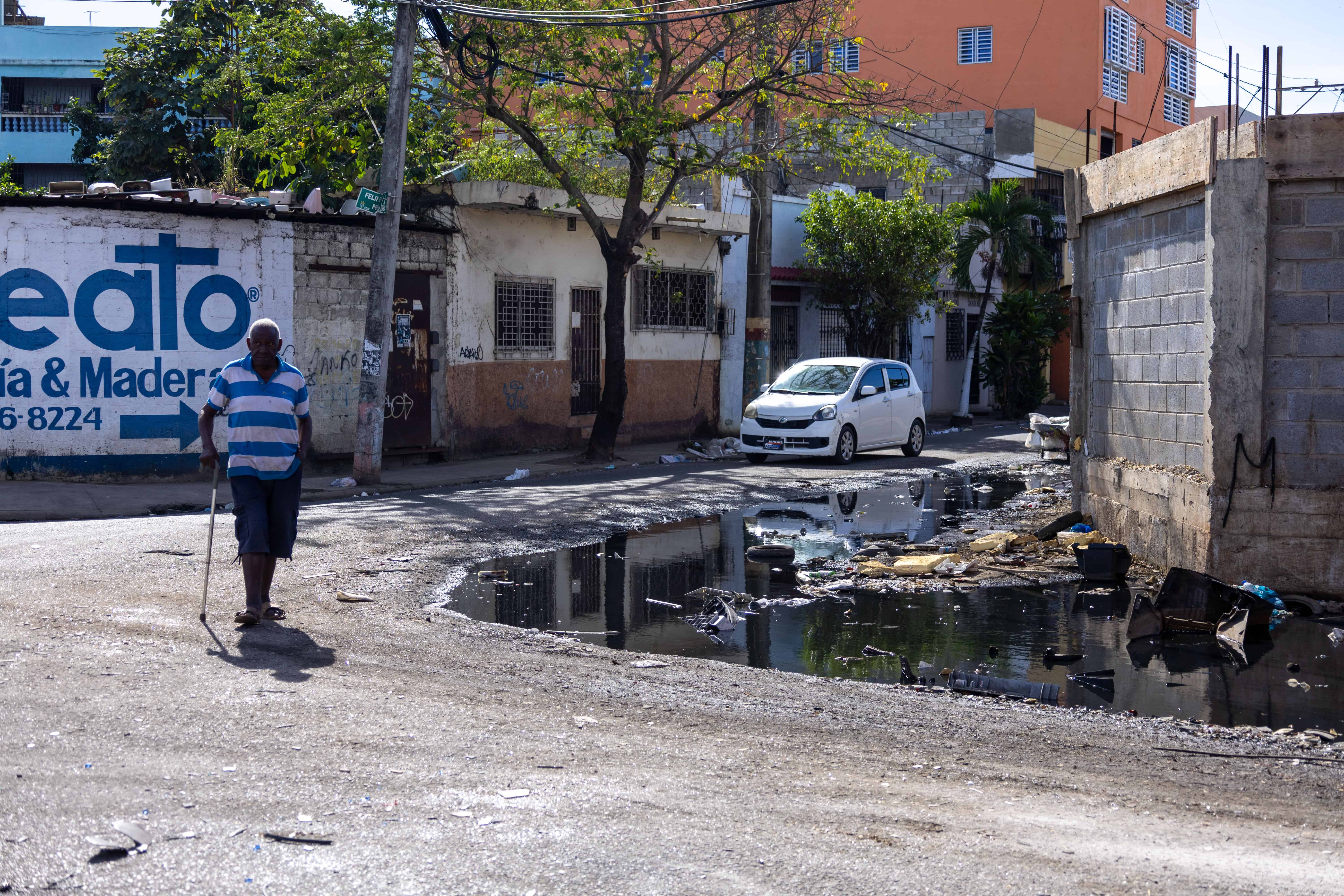La gente no puede caminar por la acera.