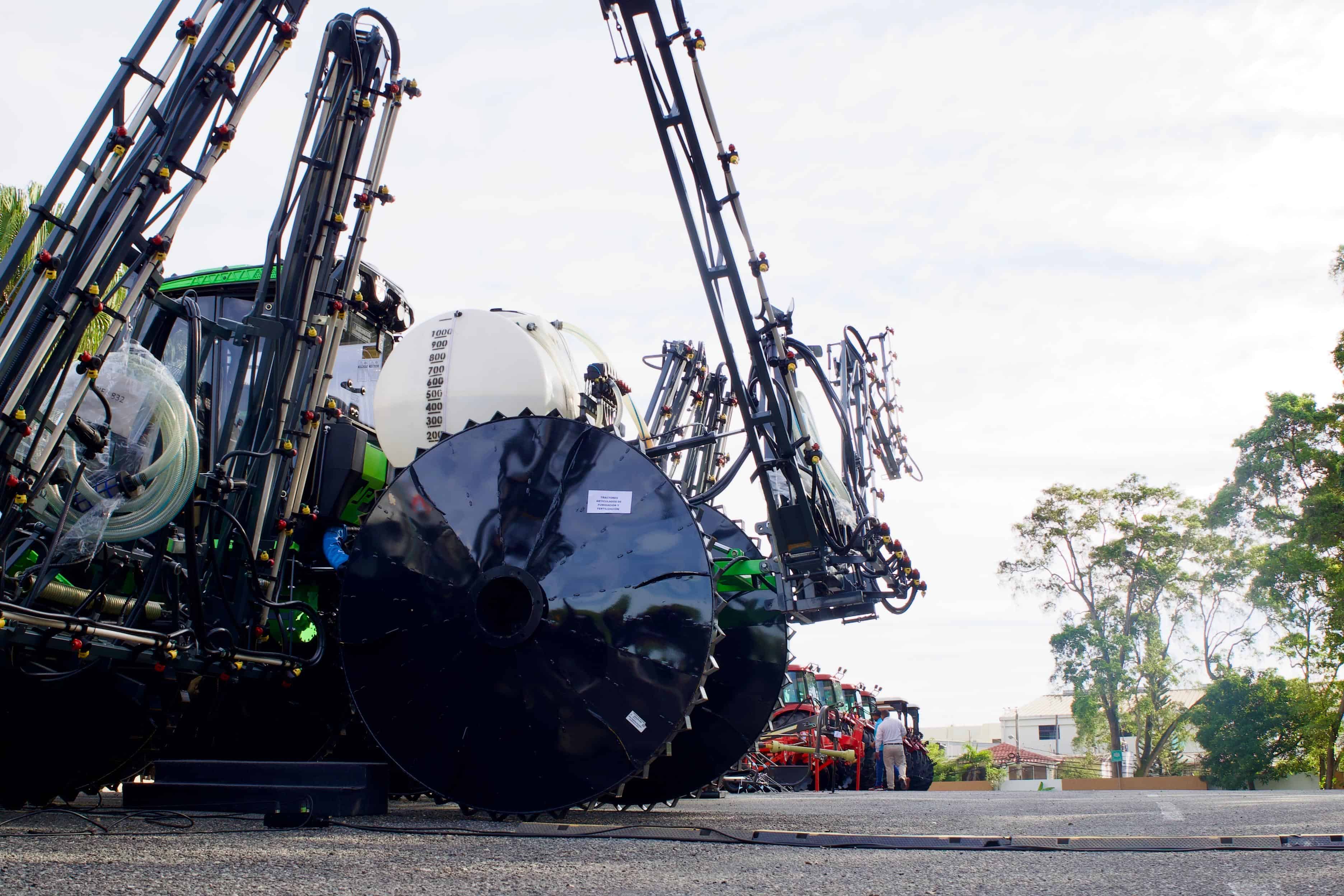 Los tractores articulados contribuyen a dar mantenimiento a las tareas sembradas del arroz mientras el cereal está creciendo sin dañar el cultivo.