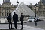 Detienen a otros dos hombres y dos mujeres por el robo en el Louvre Detienen a otros dos hombres y dos mujeres por el robo en el Louvre