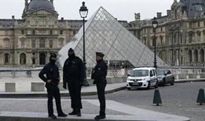 Detienen a otros dos hombres y dos mujeres por el robo en el Louvre