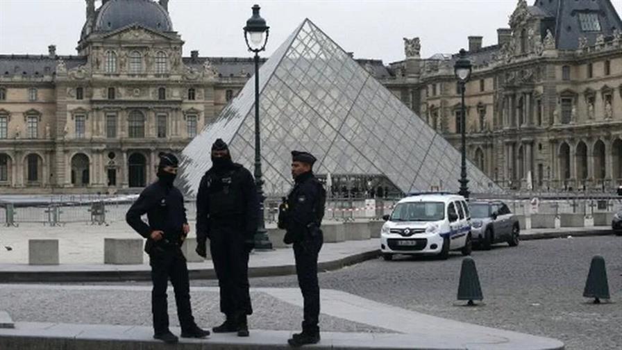 Detienen a otros dos hombres y dos mujeres por el robo en el Louvre
