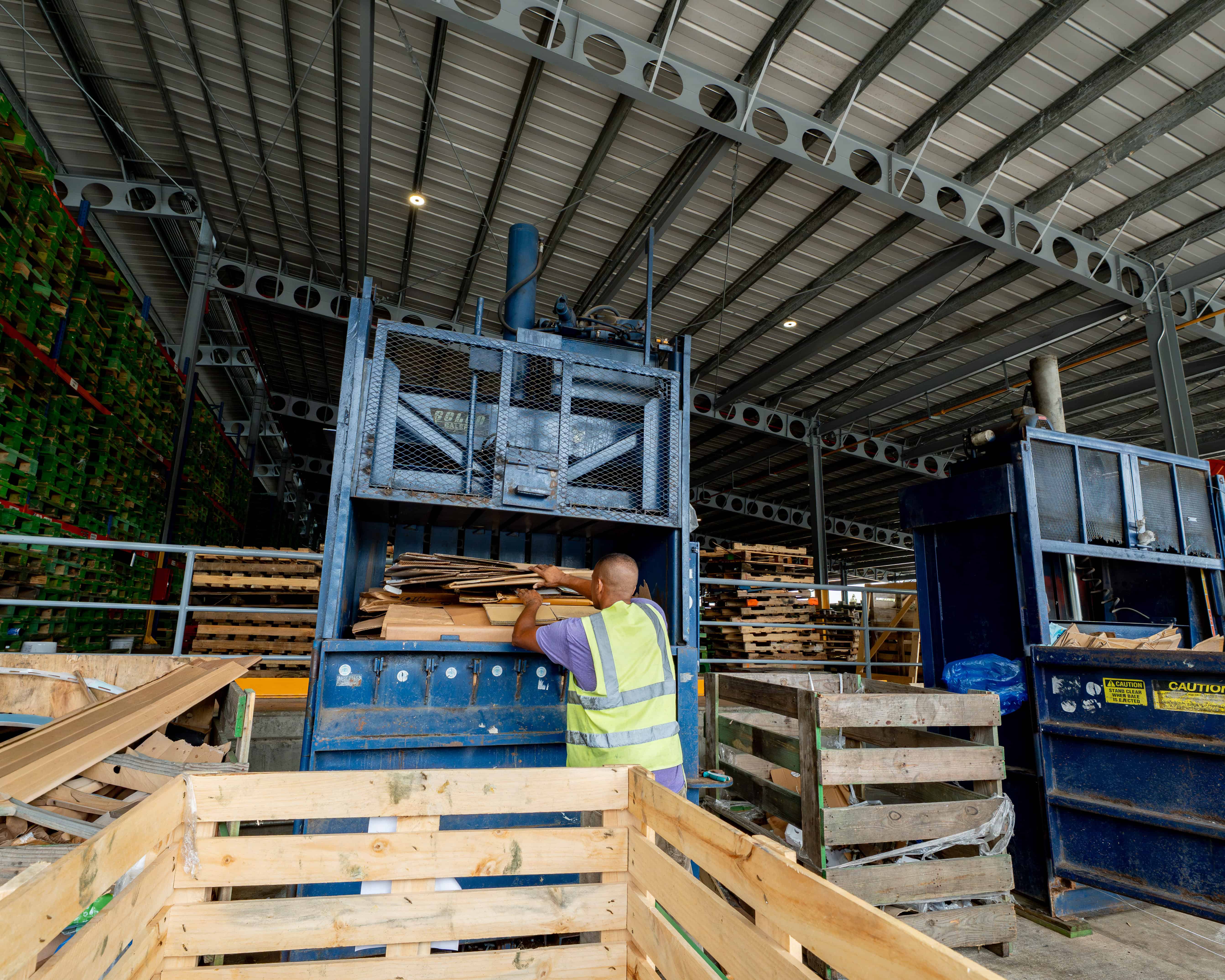 Colocando pallets de madera en maquina para deshacer