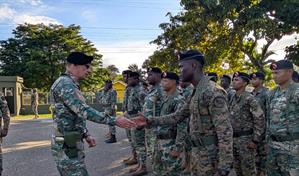 El jefe del Ejército recorre la carretera internacional y dice que frontera está en calma