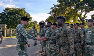 El jefe del Ejército recorre la carretera internacional y dice que frontera está en calma