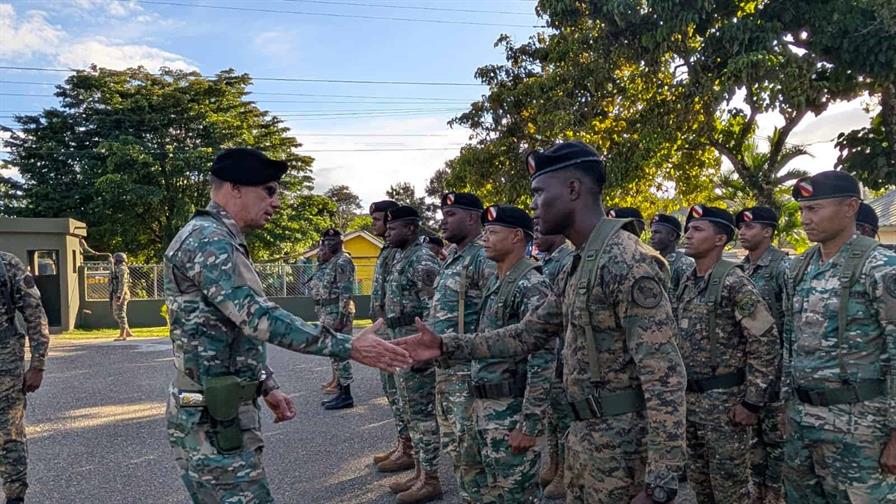El jefe del Ejército recorre la carretera internacional y dice que frontera está en calma