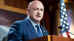 El senador al que Trump acus&oacute; de sedici&oacute;n demanda al secretario de Guerra de EE. UU.