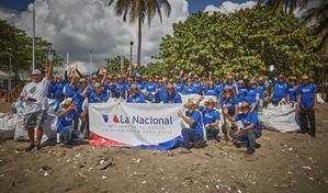 La Nacional reafirma su compromiso con el medio ambiente en su tercera jornada de limpieza de playas