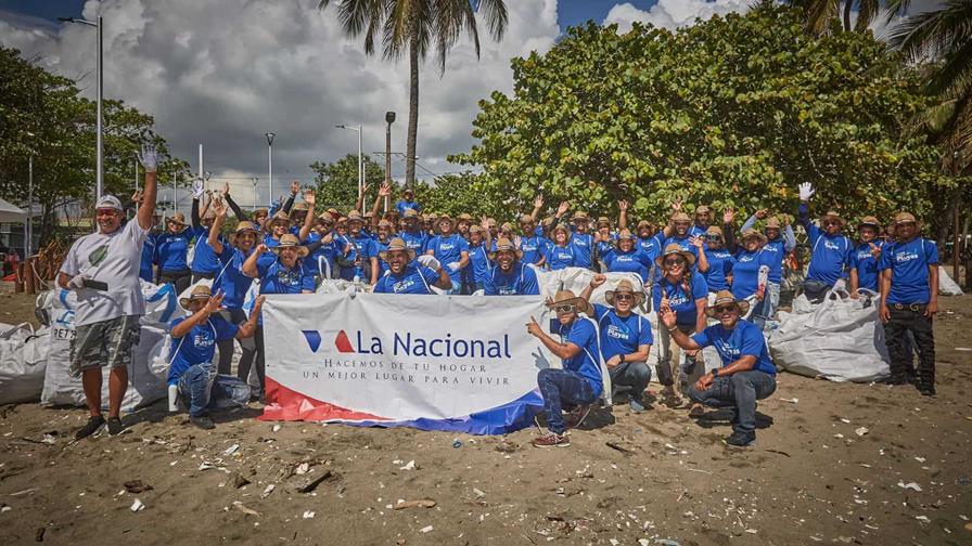 La Nacional reafirma su compromiso con el medio ambiente en su tercera jornada de limpieza de playas La Nacional reafirma su compromiso con el medio ambiente en su tercera jornada de limpieza de playas