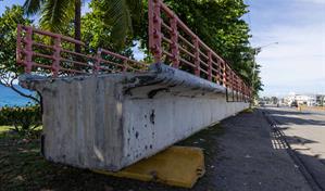 Desmontan puente peatonal en la autopista Las Américas ante daños por salitre