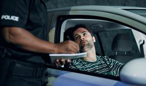 Texas emite nuevos requisitos que cierra puertas a registro de vehículos a indocumentados