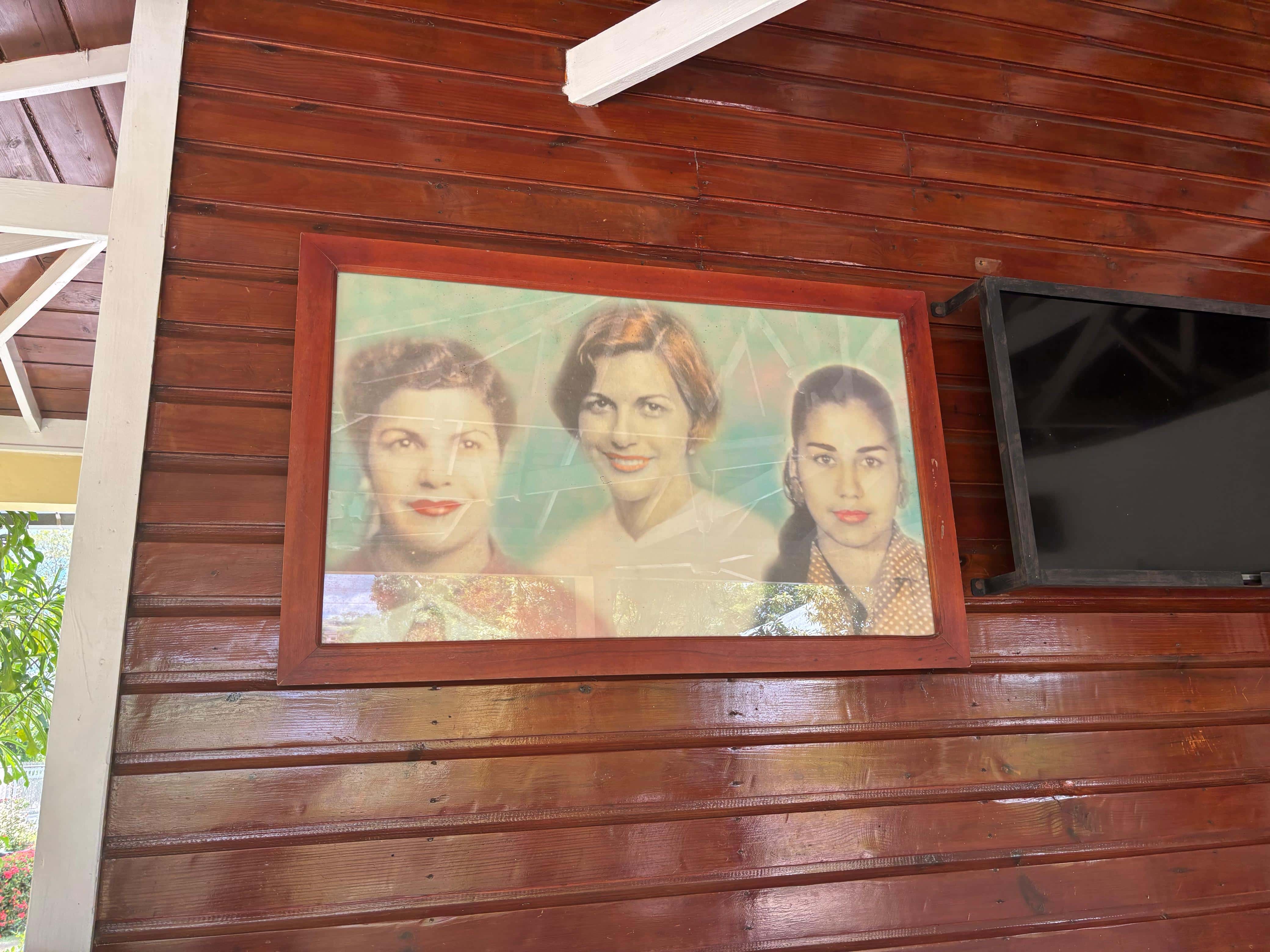 Una fotografía de las Hermanas Mirabal en la entrada de la casa Museo.