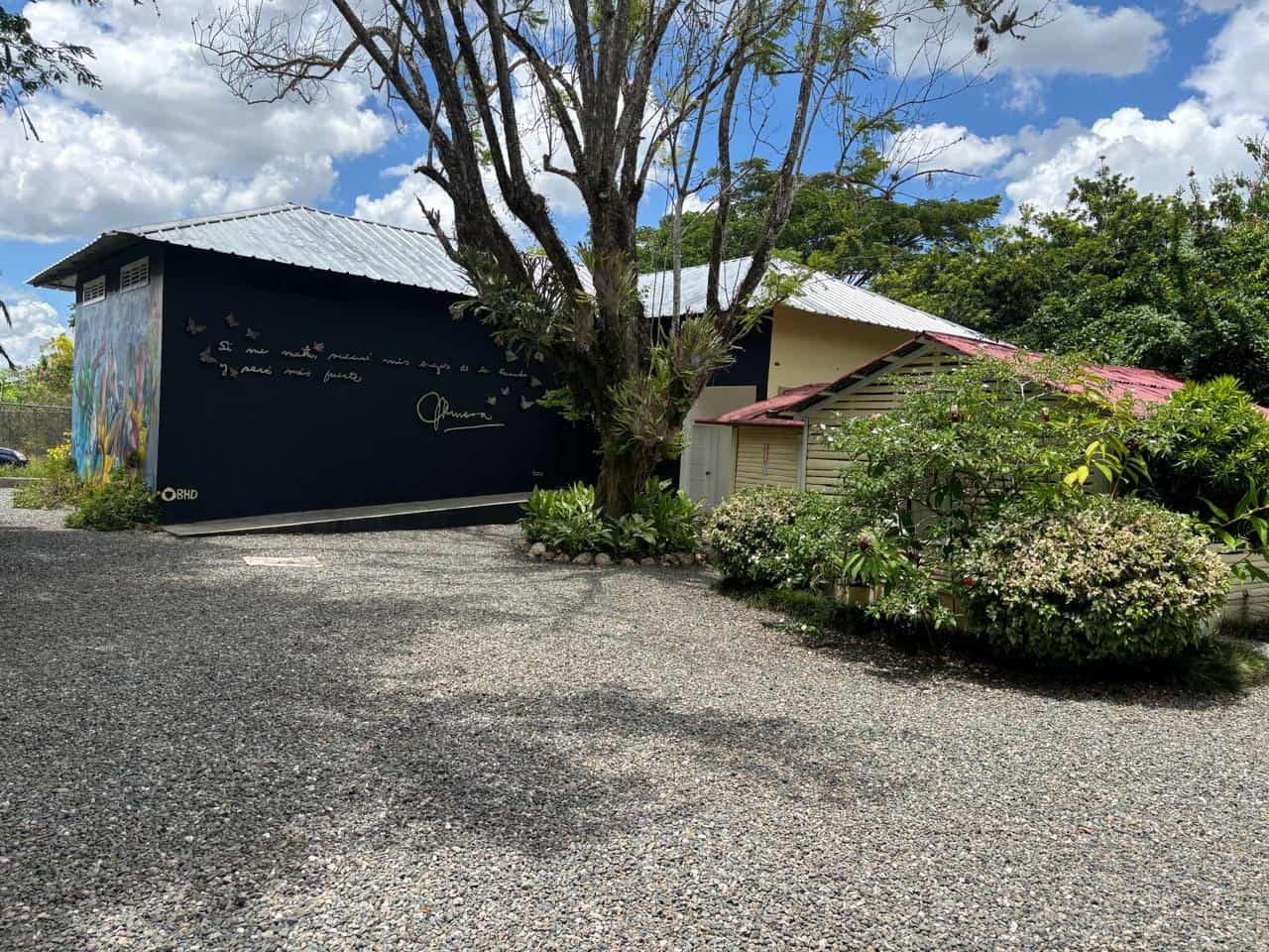 Uno de los murales con las palabras de Minerva Mirabal.