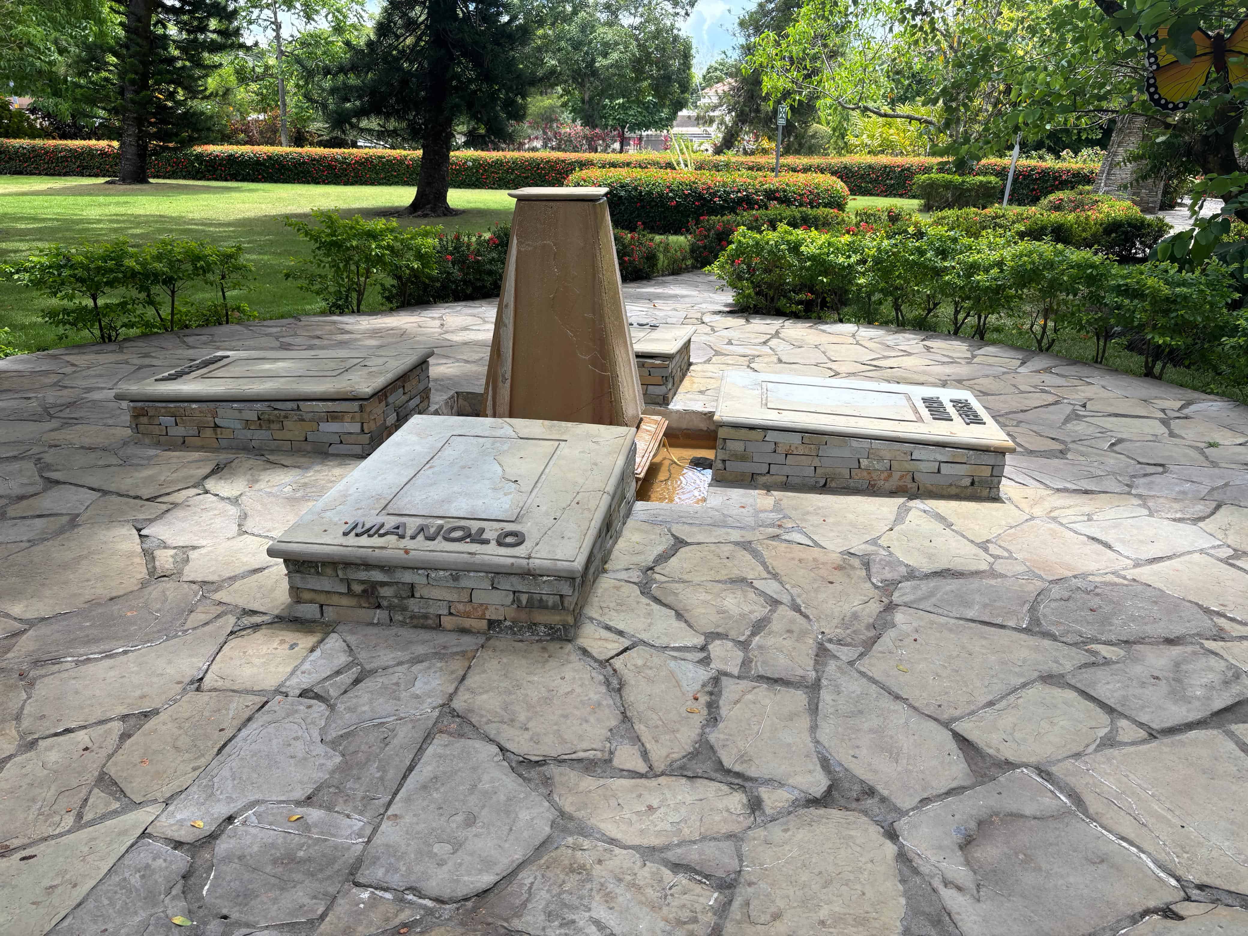 También reposan los restos de Manolo Tavárez Justo.