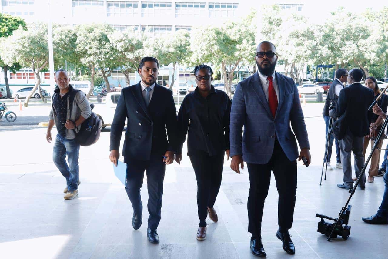 Madre de la menor, Lovelie Joseph Raphael junto a l.os abogados de la familia, Shesnel Calcaño y Miguel Díaz