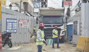 Aguas subterráneas retrasan avances en la remodelación de la calle Del Sol, según gobernadora