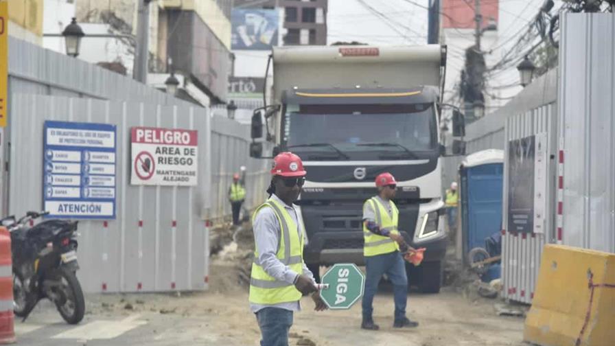 Aguas subterráneas retrasan avances en la remodelación de la calle Del Sol, según gobernadora Aguas subterráneas retrasan avances en la remodelación de la calle Del Sol, según gobernadora