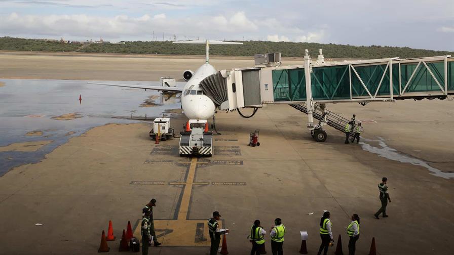 Aterriza en Venezuela un avión estadounidense con migrantes en medio de crisis de vuelos