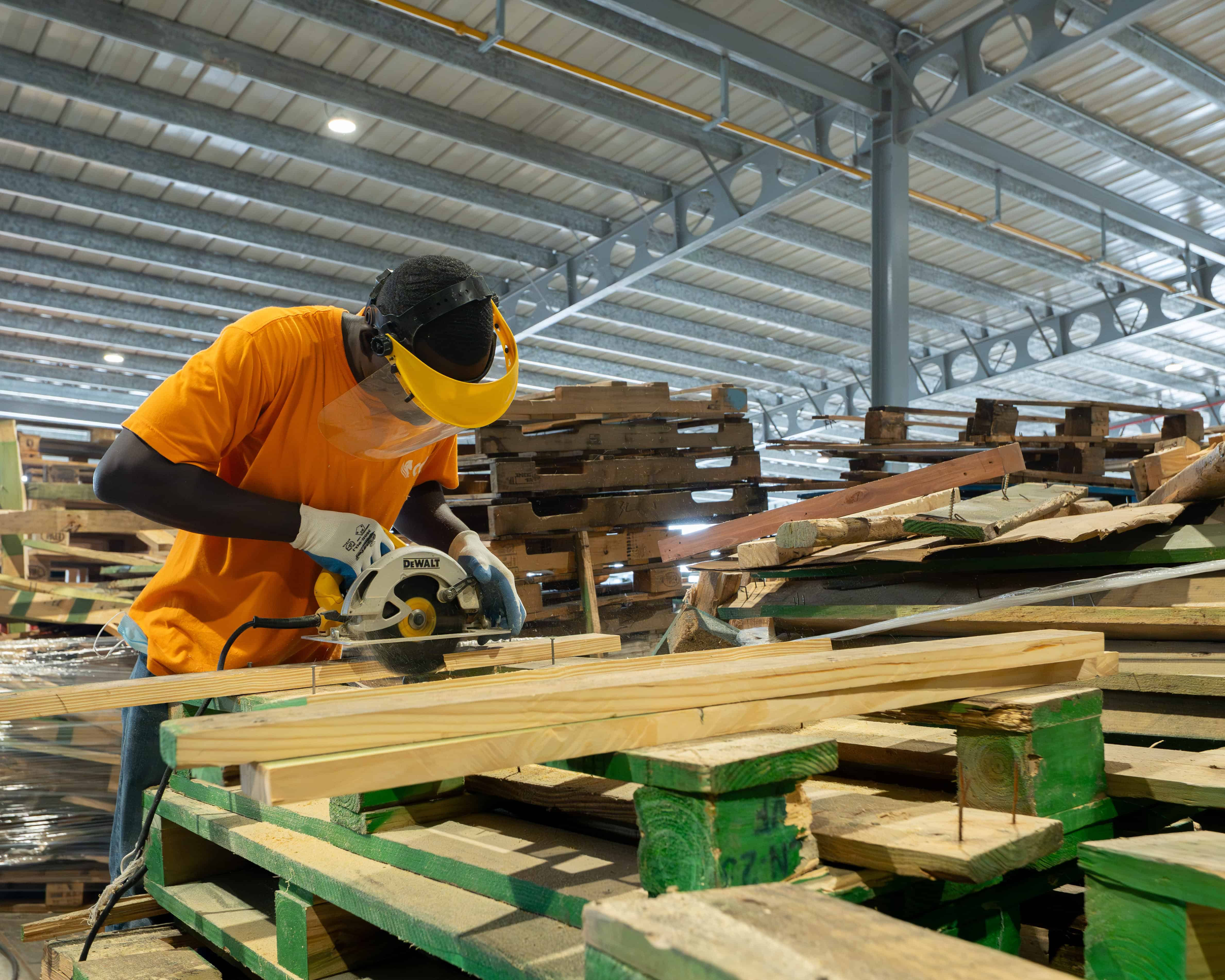 Colaborador procesando pallets de madera