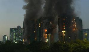 Al menos trece muertos al incendiarse un complejo residencial en Hong Kong