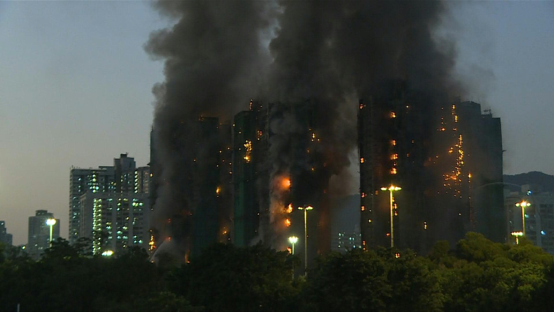 Incendio en complejo residencial en Hong Kong deja cuatro muertos