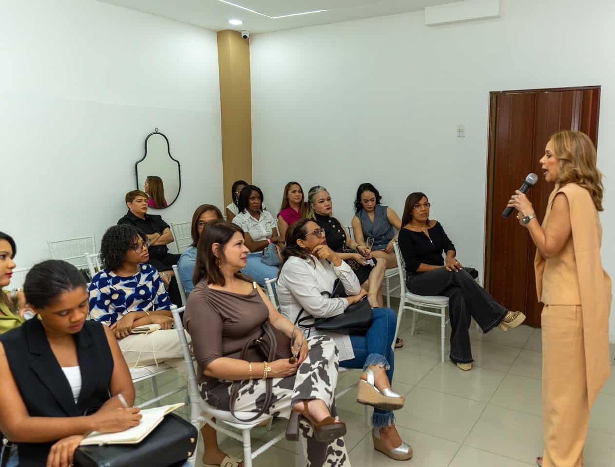 Un grupo de mujeres disfrutó de la charla impartida por Claudine Nova.