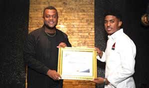 Actívate con el Negro recibe reconocimiento en Premios La Flor