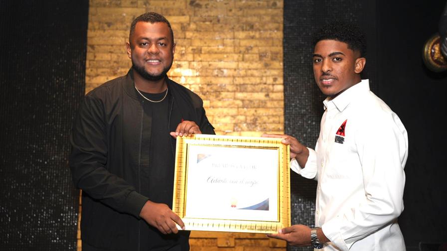 Actívate con el Negro recibe reconocimiento en Premios La Flor