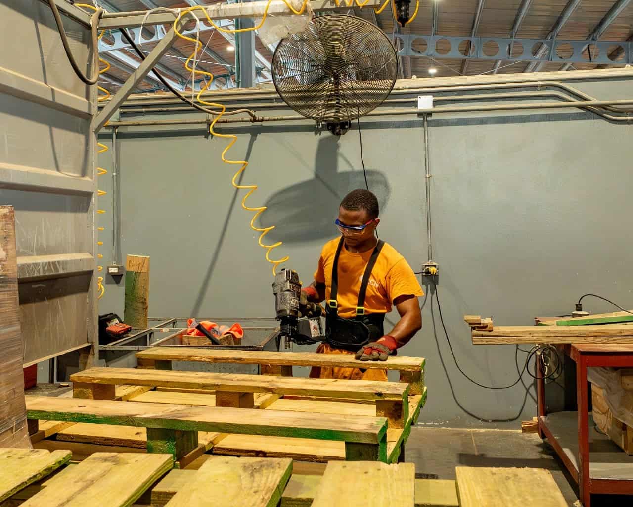 Procesando pallets de madera para reutilizar