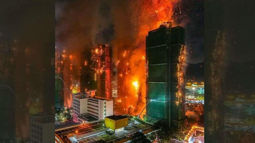 Incendio en complejo residencial de Hong Kong deja 13 muertos y 15 heridos