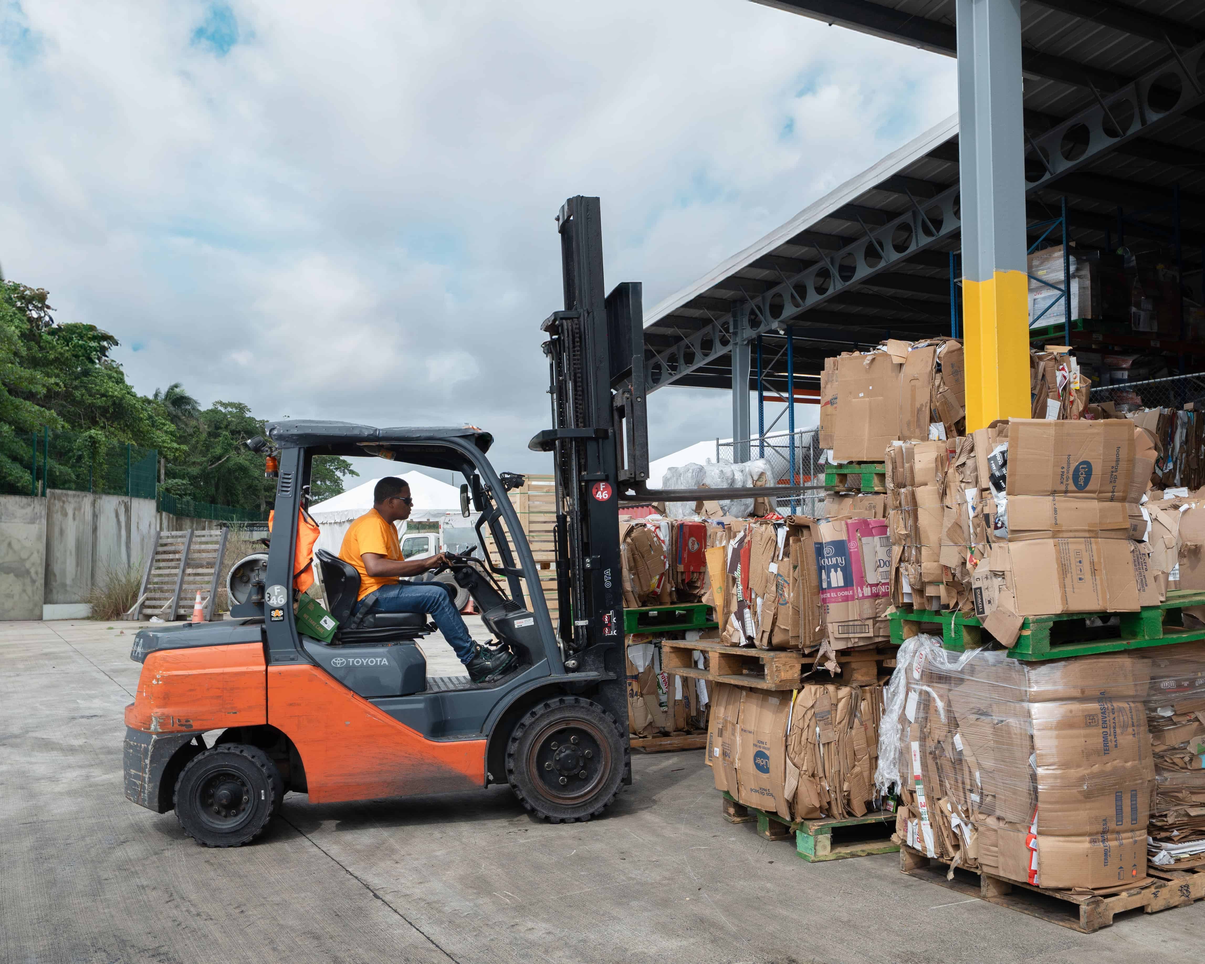 Traslado de cartón y plástico compactado