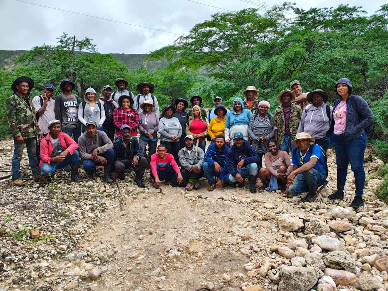 Participantes en programa de restauración del Grupo Jaragua. 