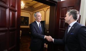 El secretario de Defensa de Estados Unidos se reúne con el presidente Abinader