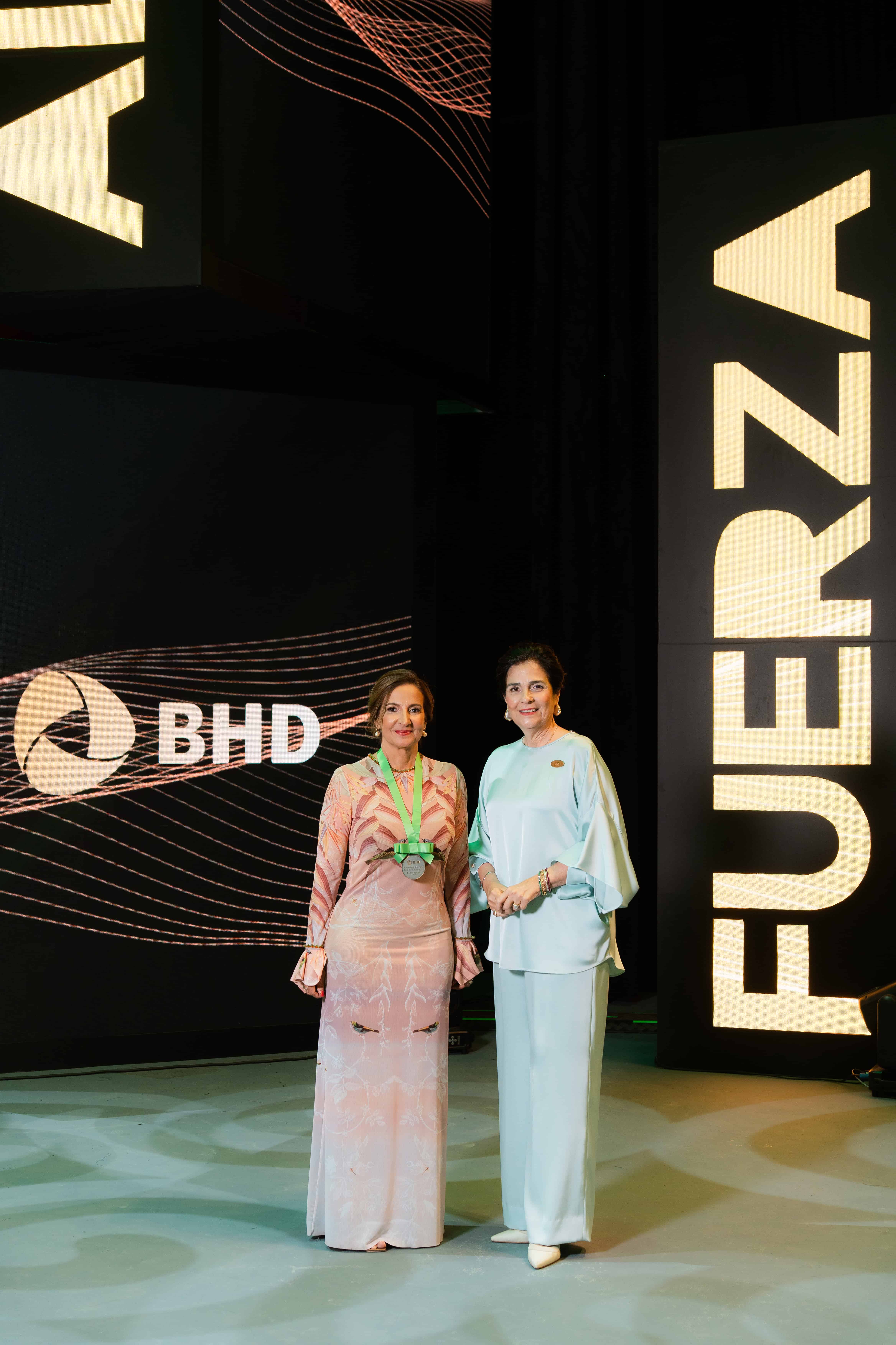 Xenia Gell de Álvarez y María Amalia León.