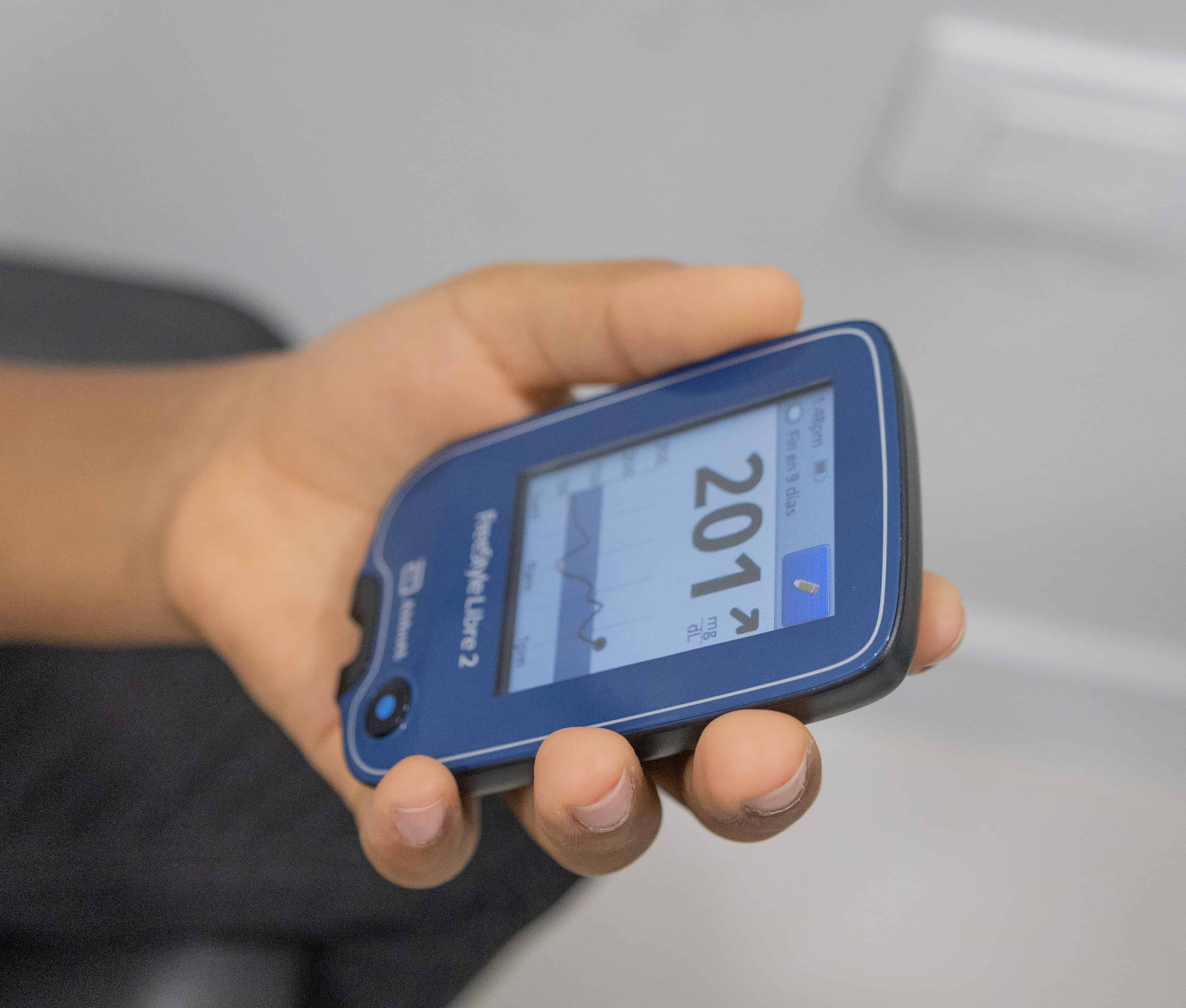 El  dispositivo permite conocer los niveles de azúcar en todo momento.