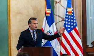 El secretario de Guerra de EE. UU. defiende ataques a narcolanchas y dice que apenas comienzan