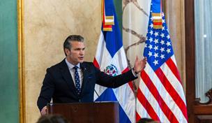 Hegseth promete ofensiva regional contra "narcoterroristas" y destaca liderazgo de Abinader