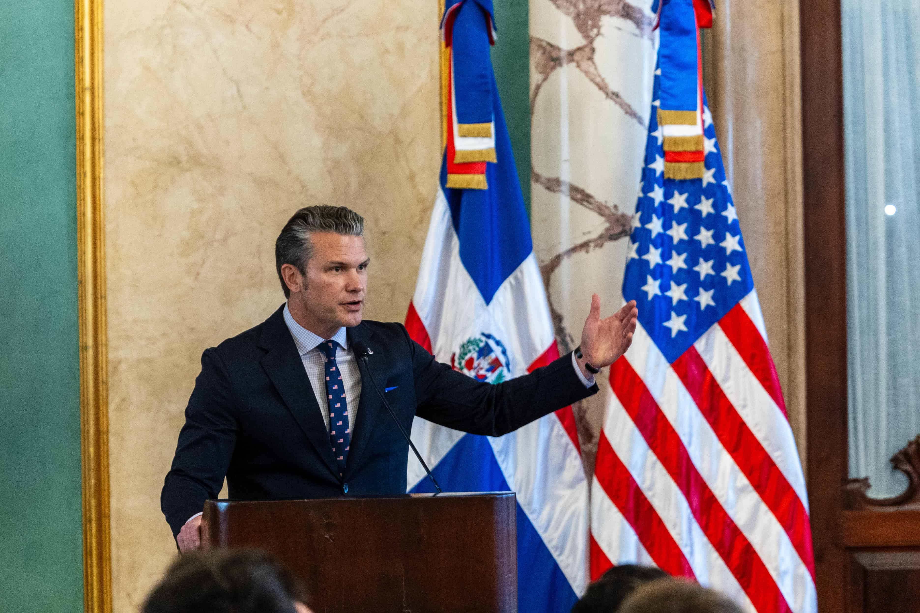 Pete Hegseth enfrenta escrutinio del Congreso por ataques a embarcaciones en el Caribe