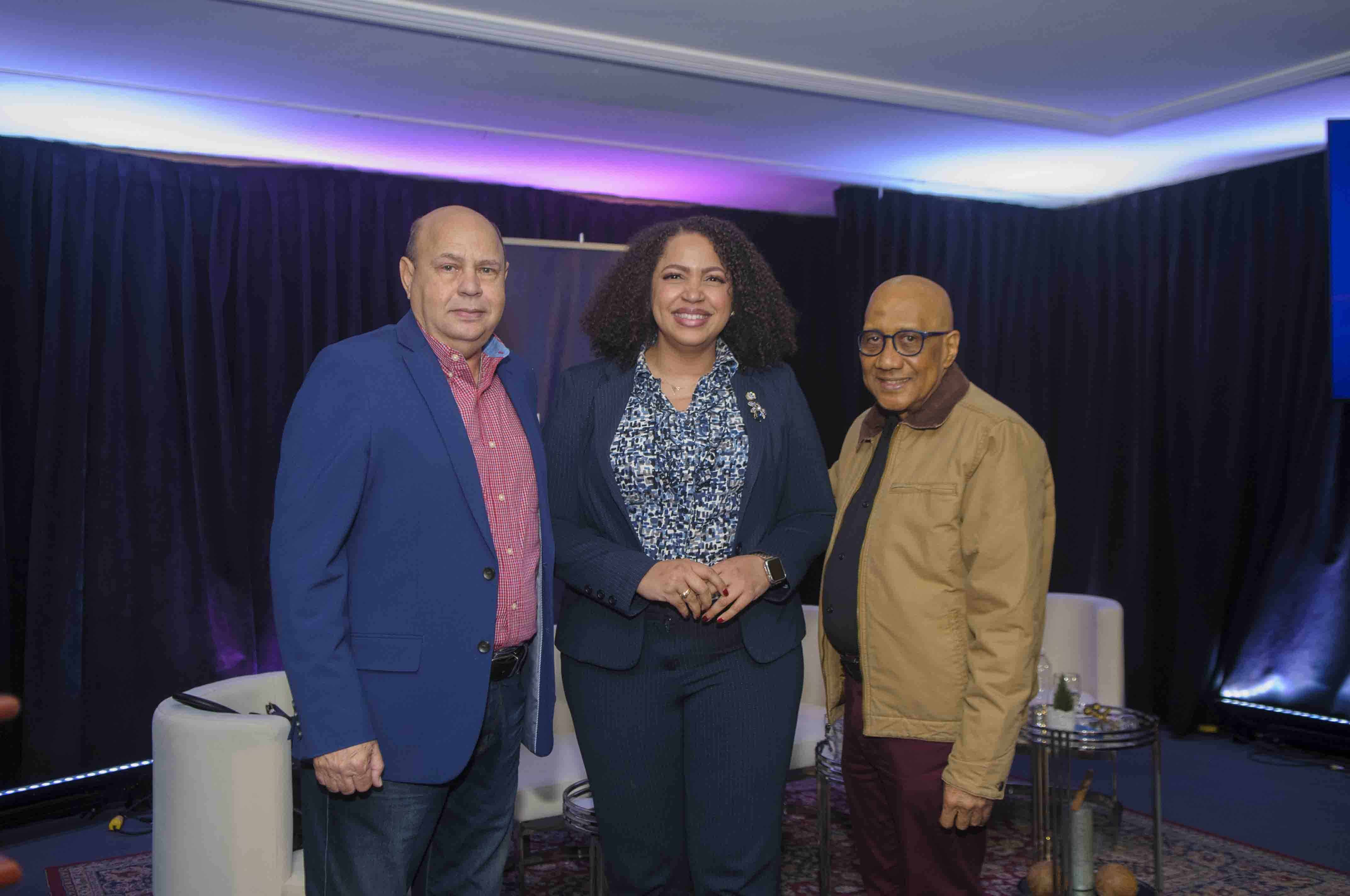 Jorge Ramos, la diputada y cantante Juliana O'Neal y el maestro Dioni Fernández.