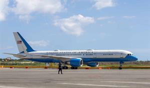 El avión en el que llegó el secretario de Guerra de EE. UU. a RD permanece en el AILA