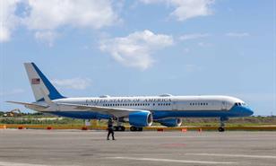 El avión en el que llegó el secretario de Guerra de EE. UU. a RD permanece en el AILA