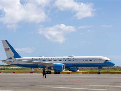 Avión en que llegó Pete Hegseth a RD sigue en el AILA